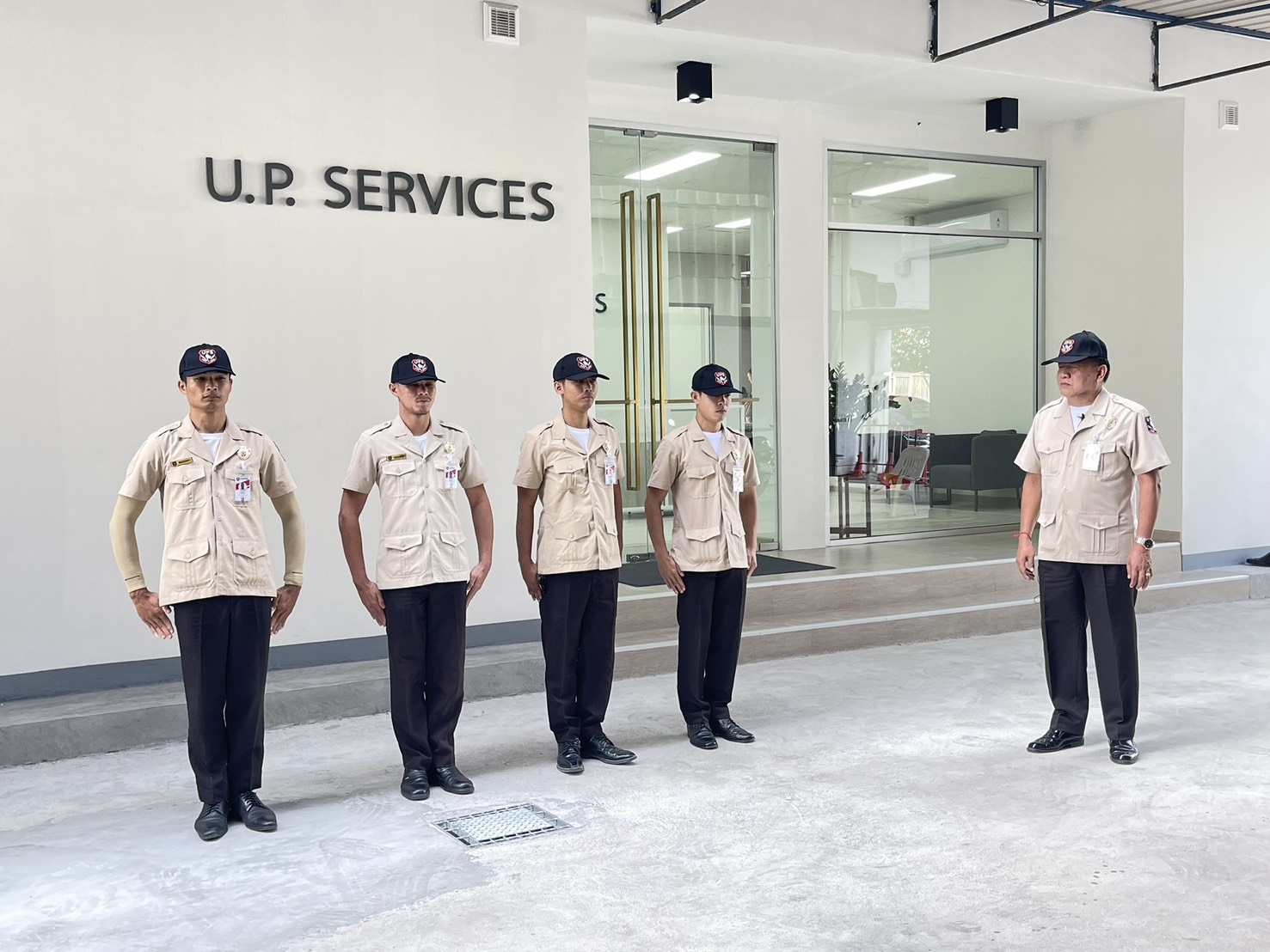 ทีมพนักงานรักษาความปลอดภัย UPS SECURITY ประจำสำนักงาน